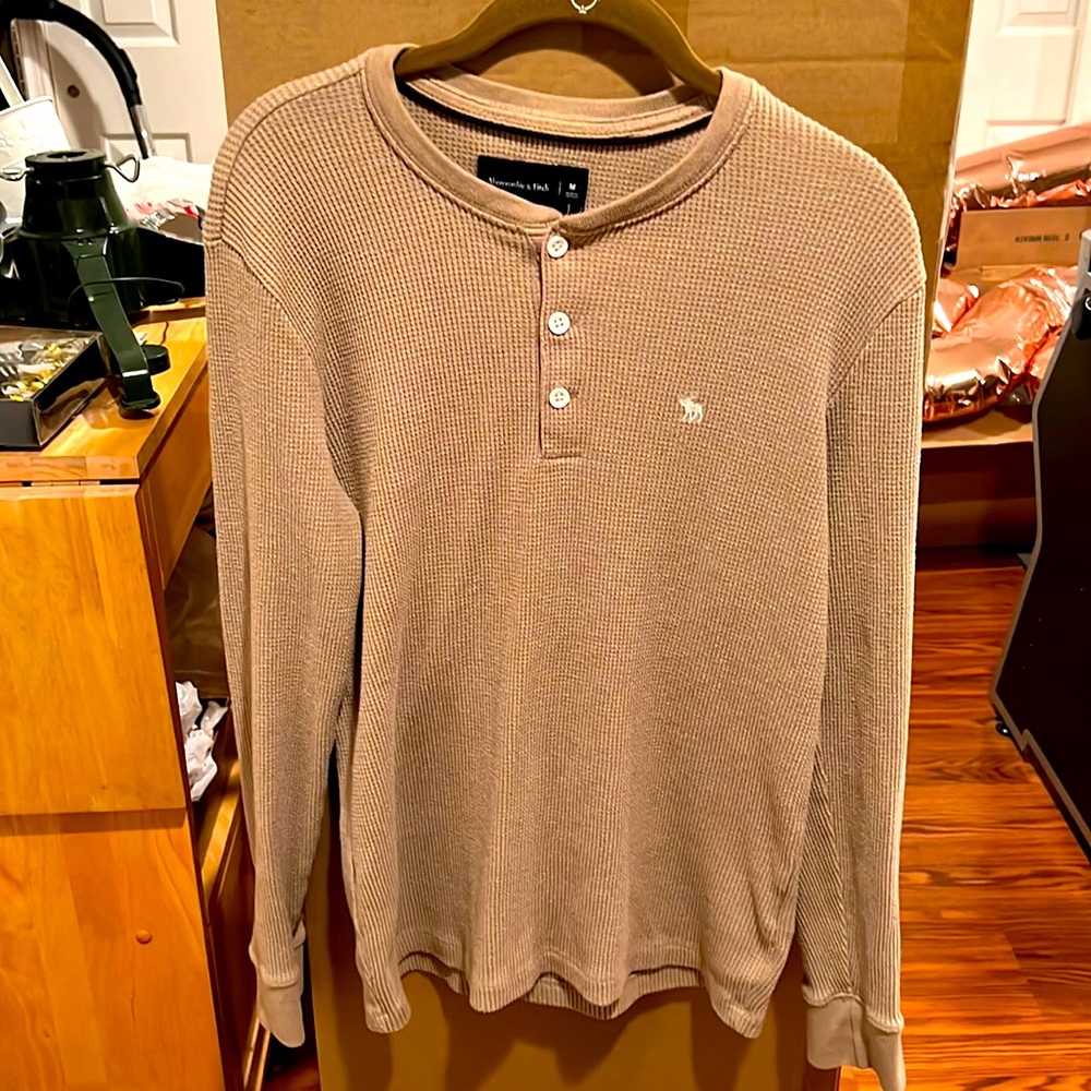 Abercrombie & Fitch Men’s long sleeve T-shirt. 3 white button on the front.